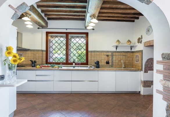 La spaziosa cucina attrezzata in open space– Podere Montioni