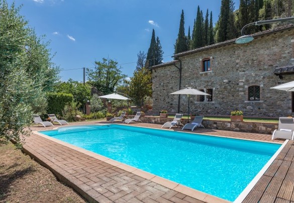 La piscina è dotata di sistema di copertura.  – Podere Montioni