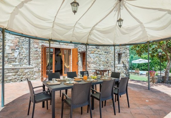 Nella zona pranzo esterna è posizionato un gazebo – Podere Montioni