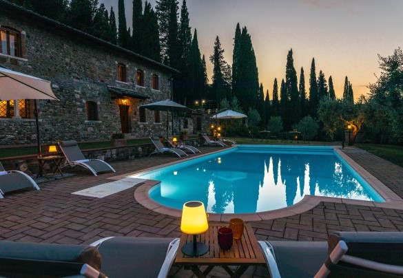 La piscina ha un faretto interno – Podere Montioni