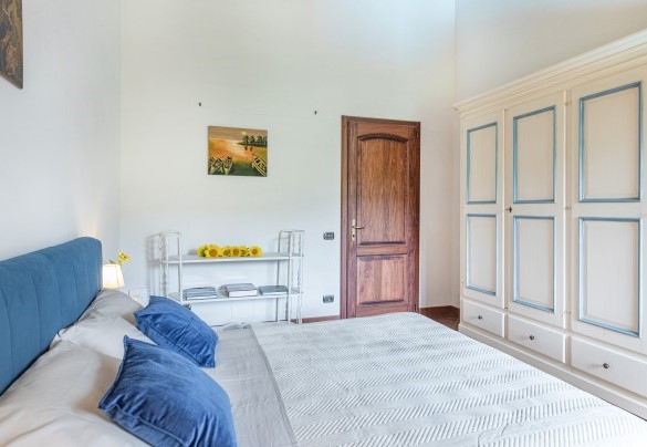 Camera matrimoniale al primo piano con bagno privato con doccia– Podere Montioni