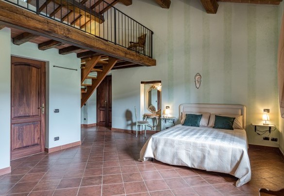Camera matrimoniale padronale al primo piano con bagno en-suite – Podere Montioni
