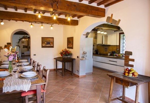 Sempre al pianterreno sono distribuiti in open space zona pranzo e la cucina – Podere Montioni
