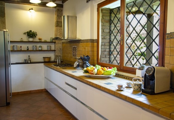 La cucina con ampia finestra con vista su piscina – Podere Montioni
