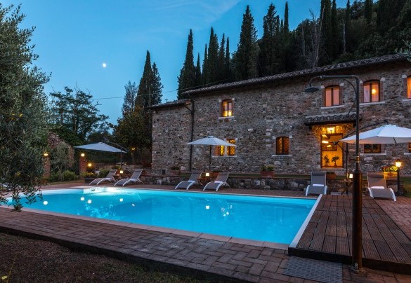 La piscina illuminata – Podere Montioni