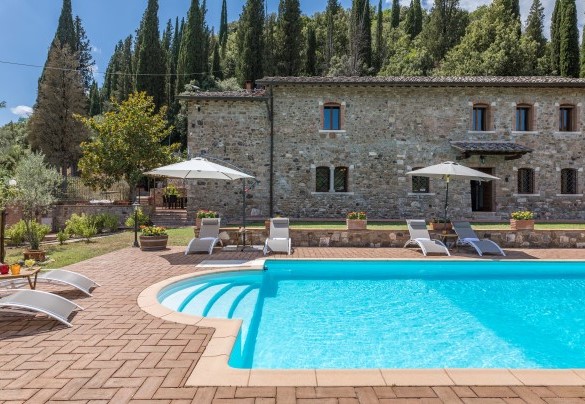 La piscina davanti alla casa – Podere Montioni
