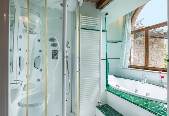 Jacuzzi e doccia idromassaggio nel bagno privato nella camera padronale– Podere Montioni