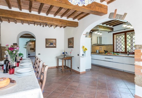 Sempre al pianterreno sono distribuiti in open space zona pranzo e la cucina – Podere Montioni