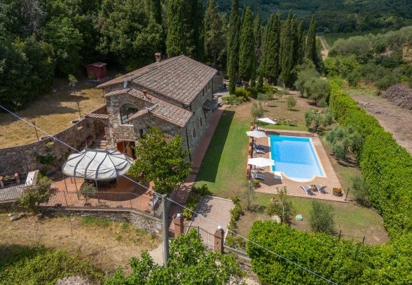 Si accede alla struttura da un cancello automatico in ferro che sia apre sul giardino – Podere Montioni