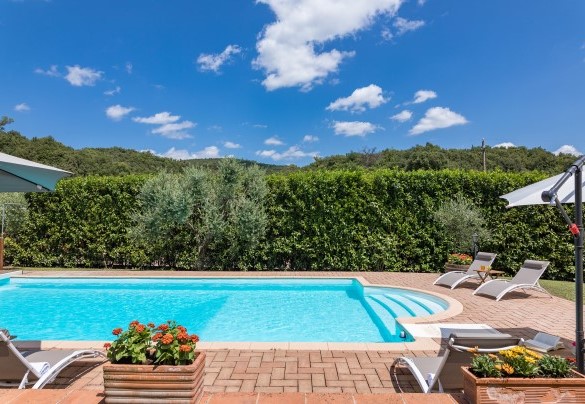 La piscina con gradini di accesso in stile romano – Podere Montioni