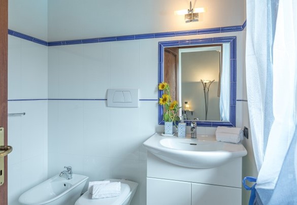 Bagno en-suite con finestra al primo piano– Podere Montioni