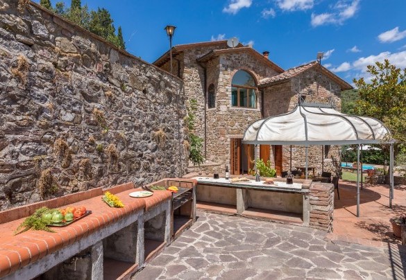 Zona barbecue con due piani di appoggio – Podere Montioni