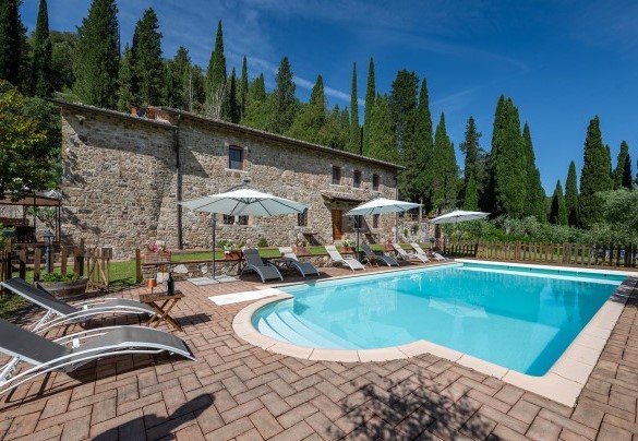 Area solarium attrezzata con lettini e ombrelloni - Podere Montioni