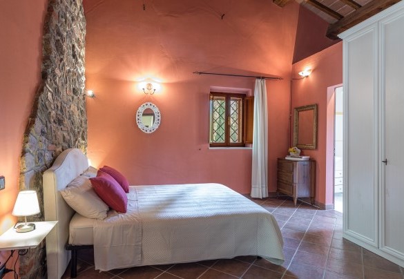 Camera matrimoniale al primo piano con bagno privato con vasca– Podere Montioni