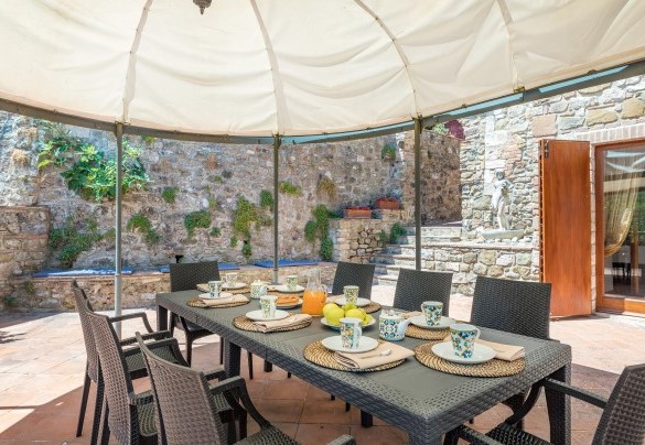 Il patio con gazebo – Podere Montioni 