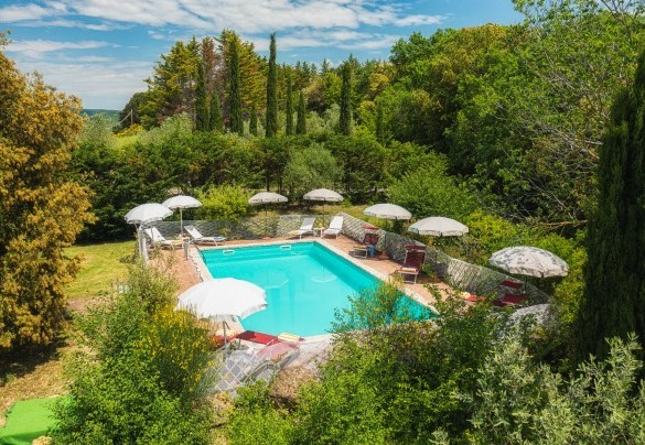 La piscina di forma rettangolare misura 4 x 8 m con una profondità di 1.5 m con accesso in acqua con scaletta – Podere Orcio