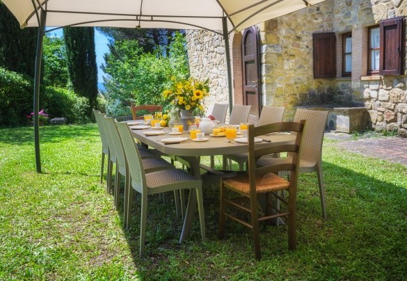La zona pranzo esterna di fronte all’ingresso principale – Podere Orcio