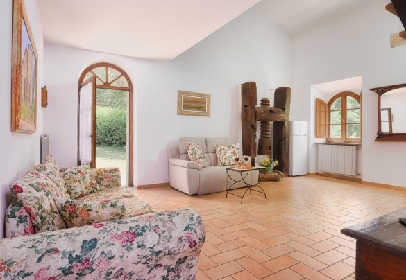 Il soggiorno all’ingresso con smart tv– Podere Orcio
