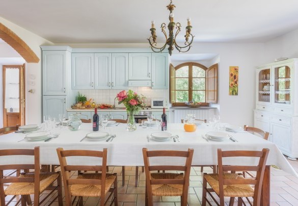 La spaziosa cucina attrezzata con vista sul giardino– Podere Orcio