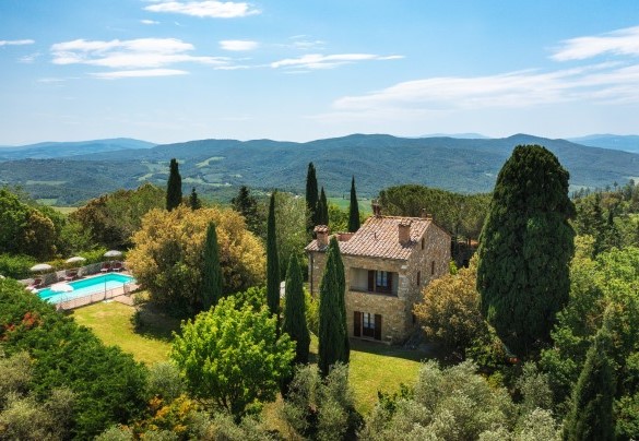 La piscina rettangolare è situata a pochi metri dalla casa in posizione più elevata ed assolata di fronte alla villa – Podere Orcio