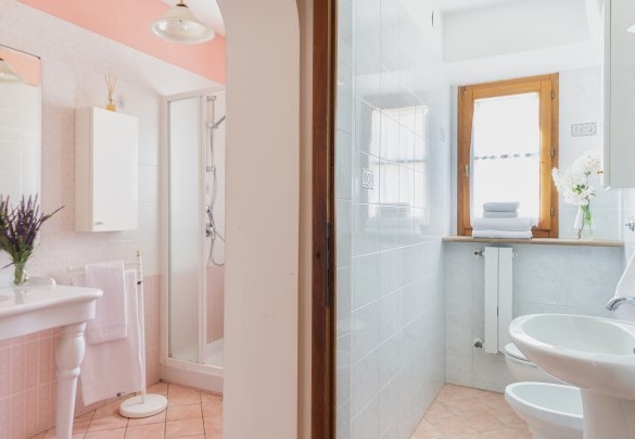 Il bagno con doccia separata dal wc, vicino alla camera matrimoniale al piano terra – Podere Orcio