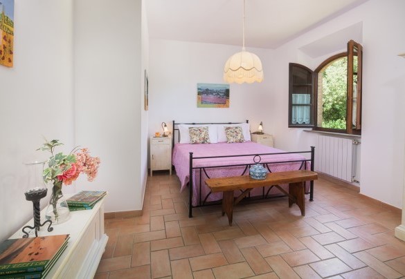  Camera matrimoniale al primo piano con bagno en-suite con vista sul giardino – Podere Orcio