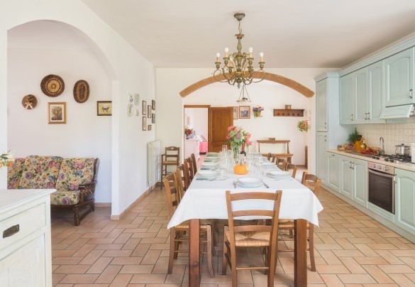 La spaziosa cucina attrezzata in open space – Podere Orcio