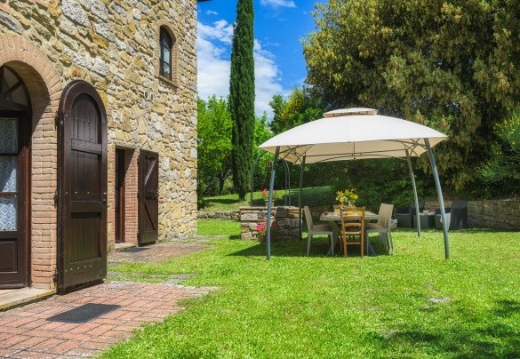 Il gazebo con la zona pranzo esterna di fronte all’ingresso principale della casa – Podere Orcio