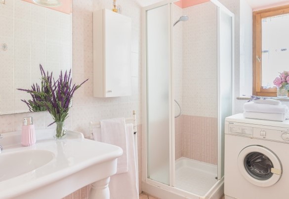 Il bagno con doccia e lavatrice al piano terra – Podere Orcio