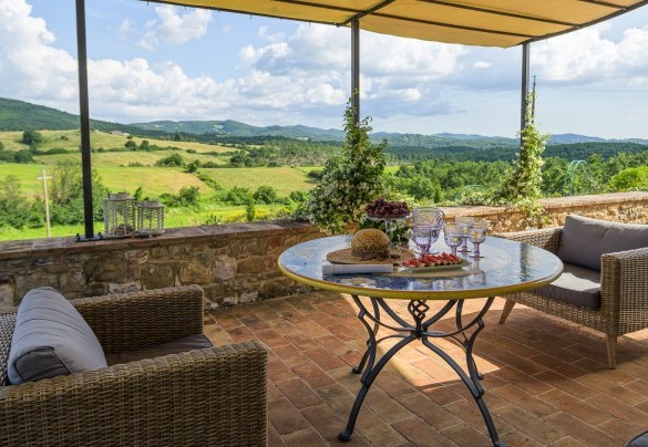 L'ampia terrazza affacciata sui campi intorno - Podere Pomasciano