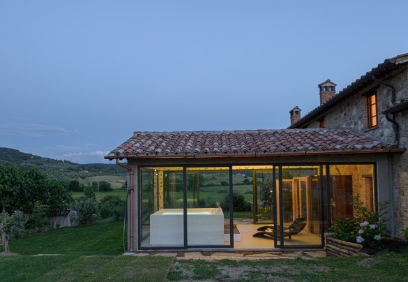 La veranda con vasca idromassaggio e sauna - Podere Pomasciano