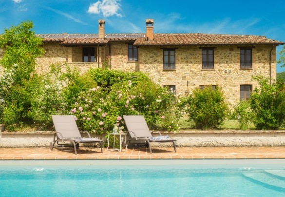 La zona solarium attorno alla piscina - Podere Pomasciano
