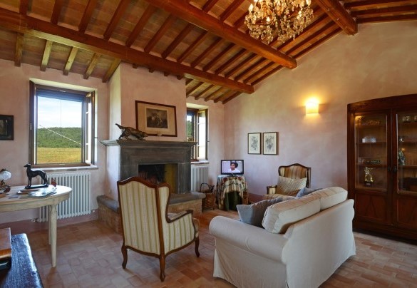 Il soggiorno con caminetto al primo piano - Podere Pomasciano