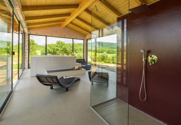 La zona spa con vasca idromassaggio, sauna e doccia - Podere Pomasciano