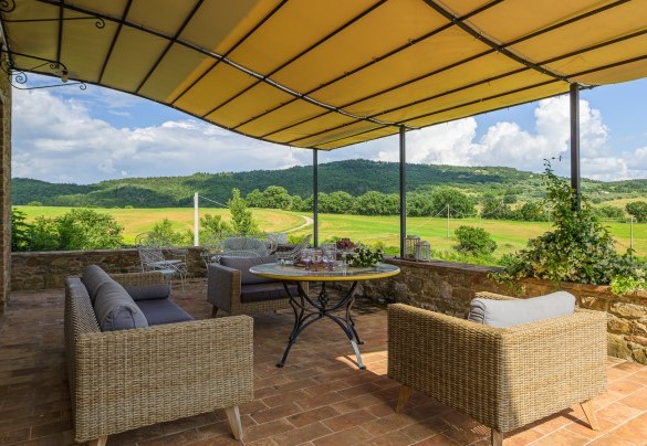 L'ampia terrazza affacciata sui campi intorno - Podere Pomasciano