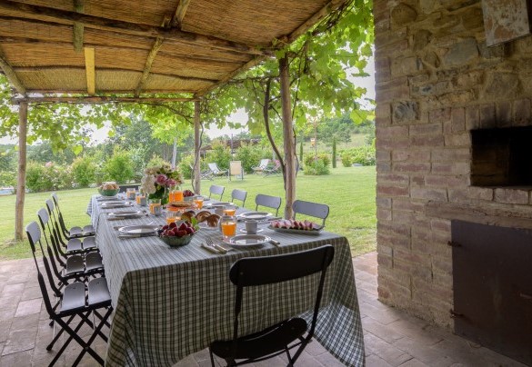 Il tavolo da pranzo accanto al forno a legna - Podere Pomasciano