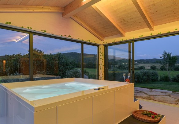 La veranda con vasca idromassaggio e sauna - Podere Pomasciano