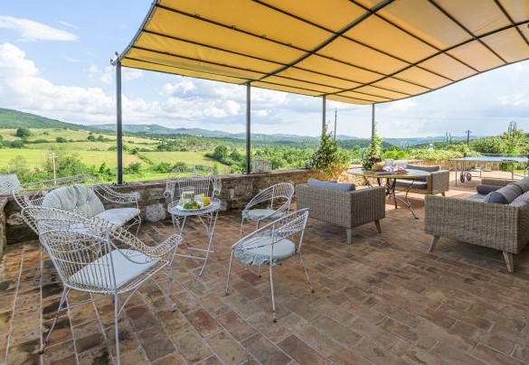 L'ampia terrazza affacciata sui campi intorno - Podere Pomasciano