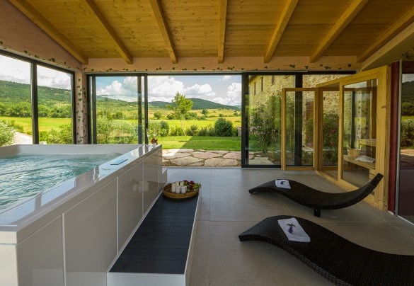 La zona spa con vasca idromassaggio, sauna e doccia - Podere Pomasciano