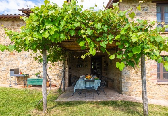 La veranda naturale ombreggia il tavolo da pranzo - Podere Pomasciano