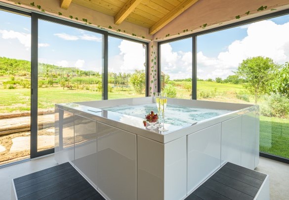 La veranda con vasca idromassaggio e sauna - Podere Pomasciano