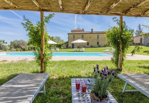 Il gazebo a bordo piscina ombreggia un'area relax - Podere Pratovecchio