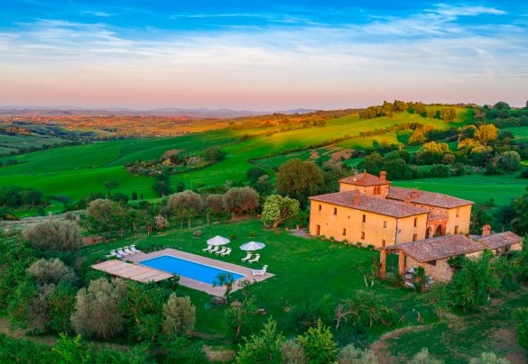 La villa vista dall'alto immersa nel verde incontaminato - Podere Pratovecchio