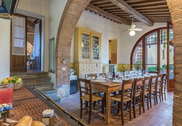 La grande tavola da pranzo all'interno della cucina - Podere Pratovecchio