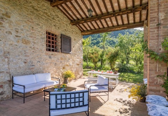 Il portico ospita una comoda area relax - Podere Pratovecchio
