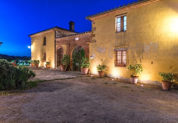 Il fronte della villa completamente illuminato - Podere Pratovecchio