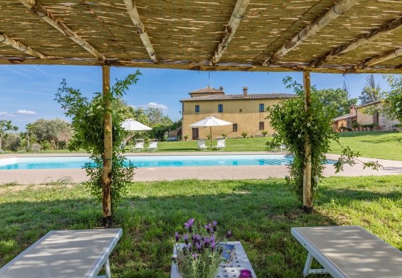 Il gazebo a bordo piscina ombreggia un'area relax - Podere Pratovecchio
