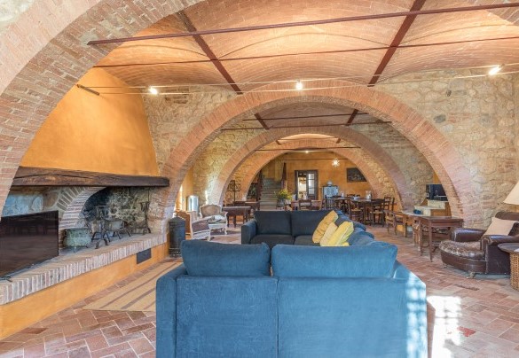 Il salotto con caminetto e Tv nell'open space - Podere Pratovecchio