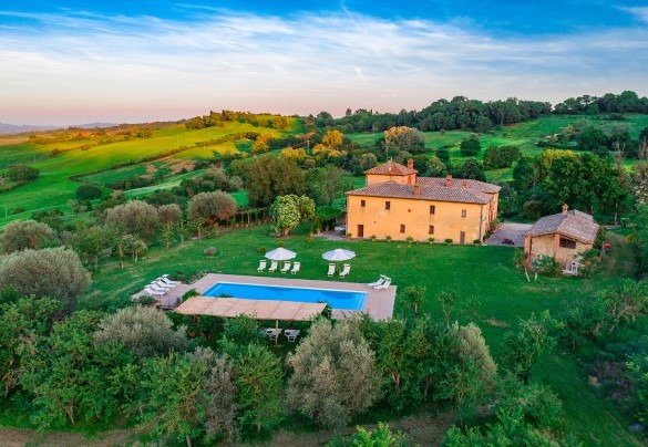La villa vista dall'alto immersa nel verde incontaminato - Podere Pratovecchio