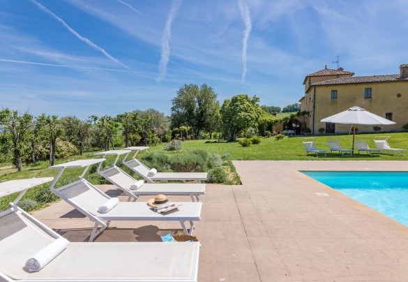 La zona prendisole circonda la vasca - Podere Pratovecchio